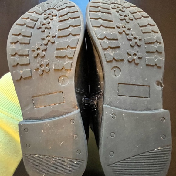 Joe Fresh girls’ size 1 black fashion boots - Picture 2 of 4